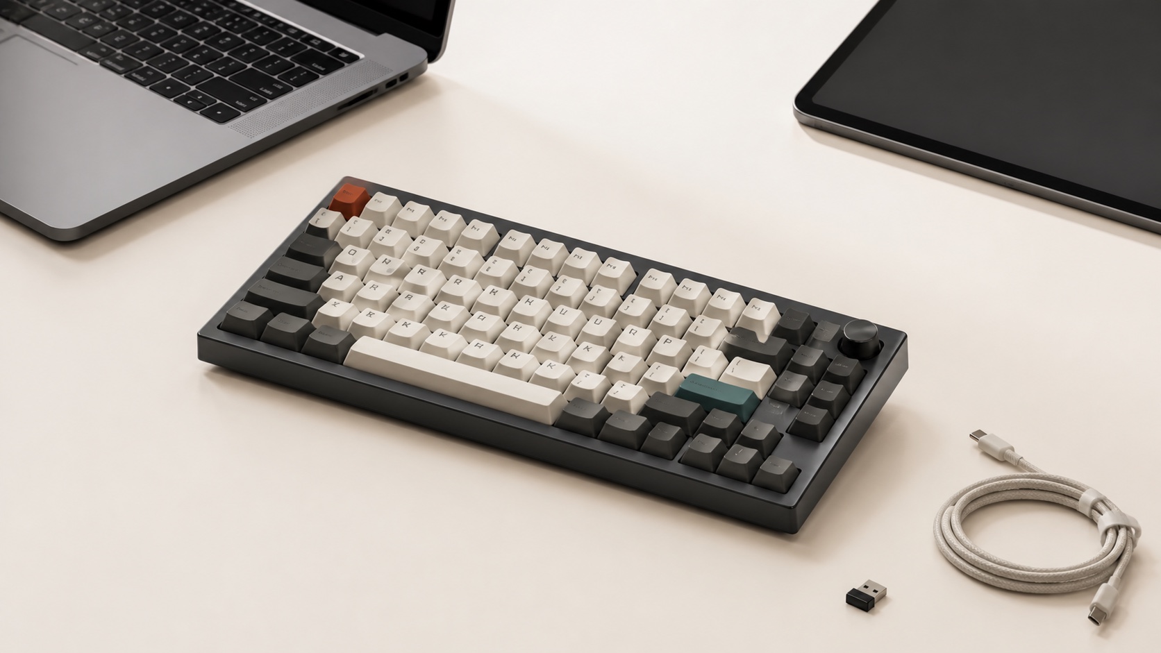 キーボードをノートPC、タブレット、USBケーブル、無線レシーバーと並べた接続のコンセプトビジュアル