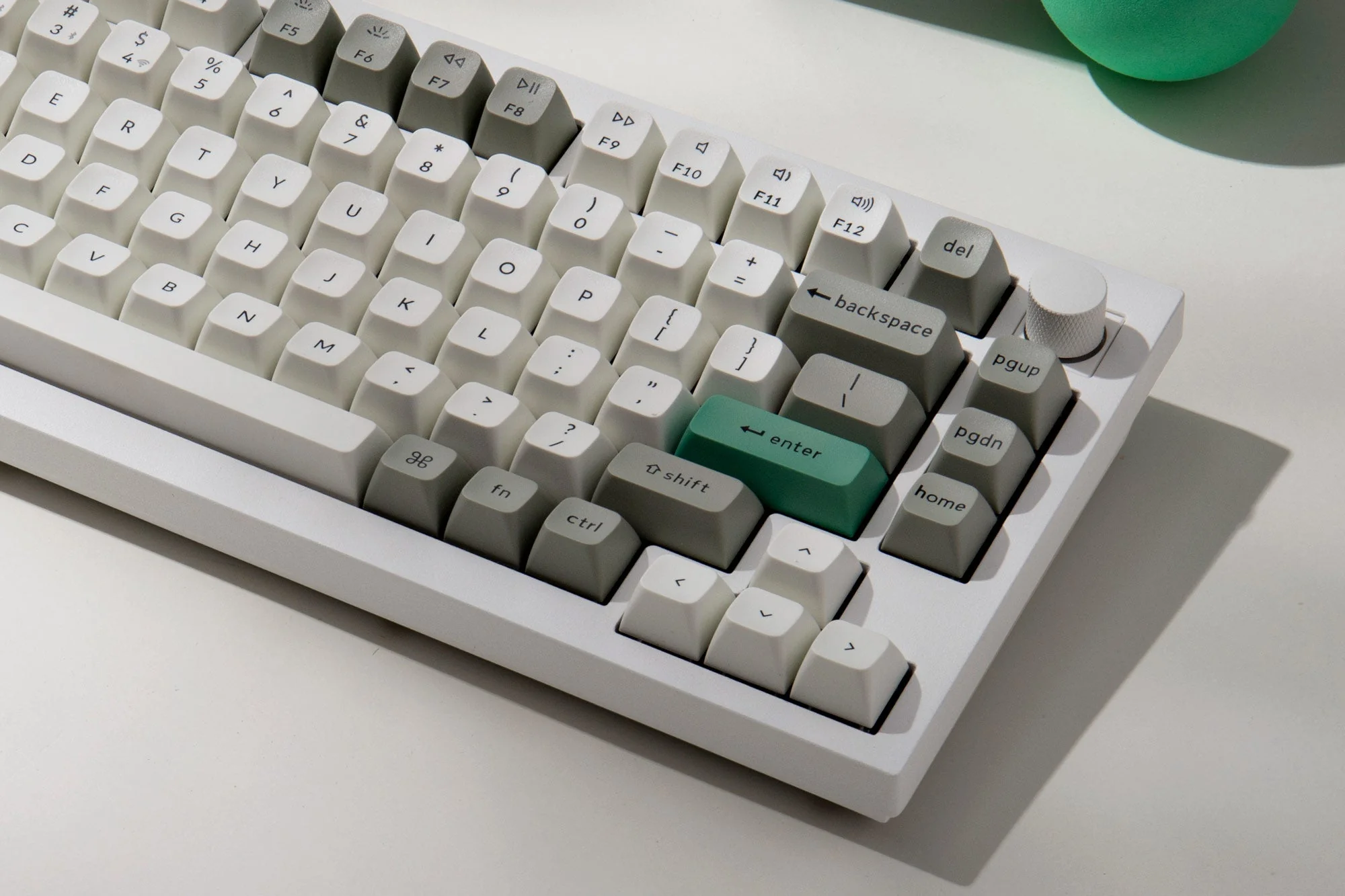Keychron Q1 Maxをデスクで使用している様子