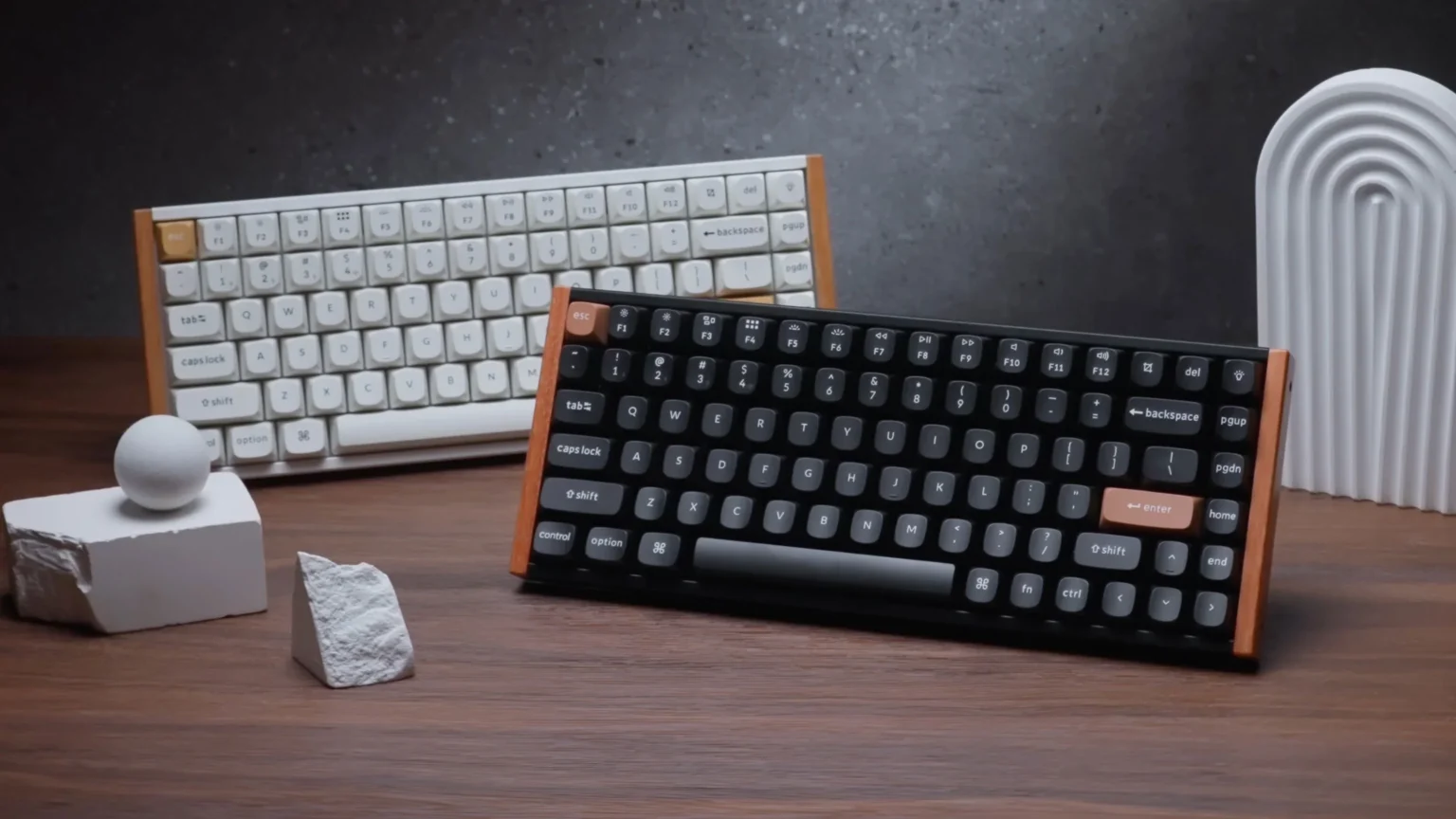 木製サイドフレームを備えたKeychron K2 HEの2色モデル