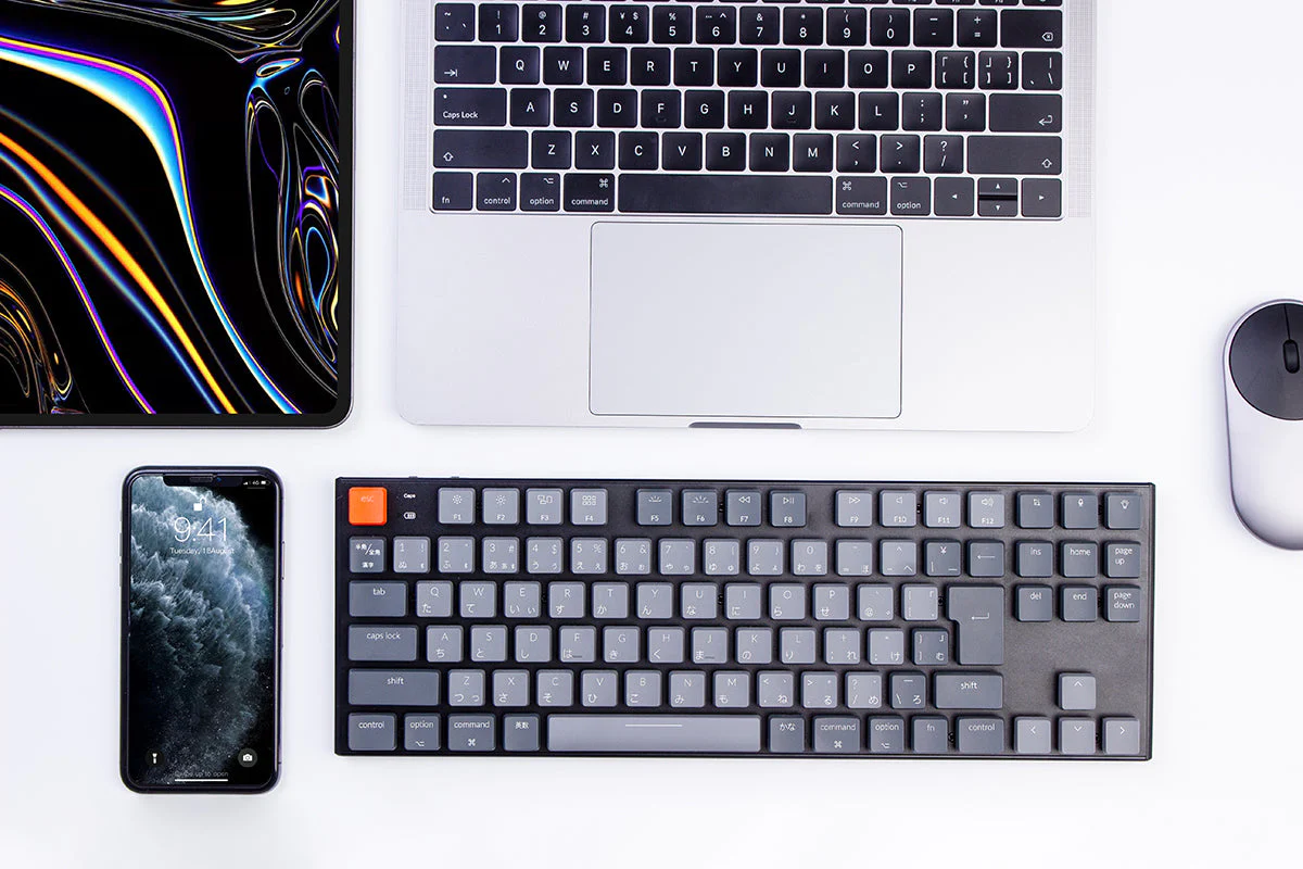 Apple製品と並べて置かれたKeychron K1日本語配列モデル