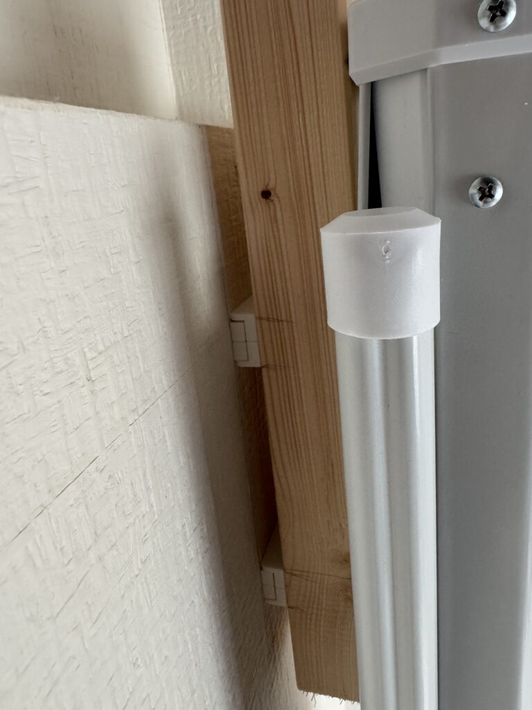 LABRICOナゲシレールブラケットと木材で電動スクリーンを固定している部分