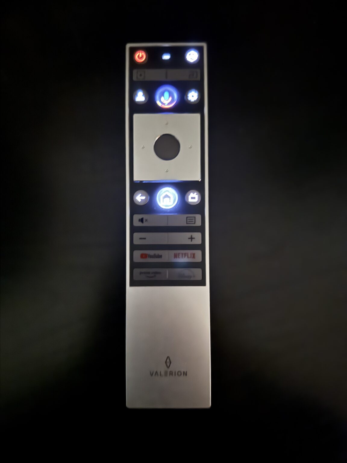 一部ボタンが点灯したValerion StreamMaster Plusのリモコン