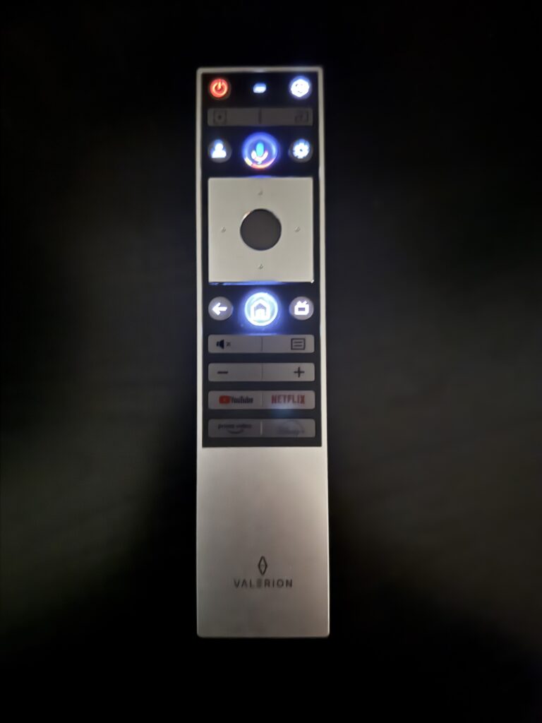 一部ボタンが光っているValerion StreamMaster Plusのリモコン